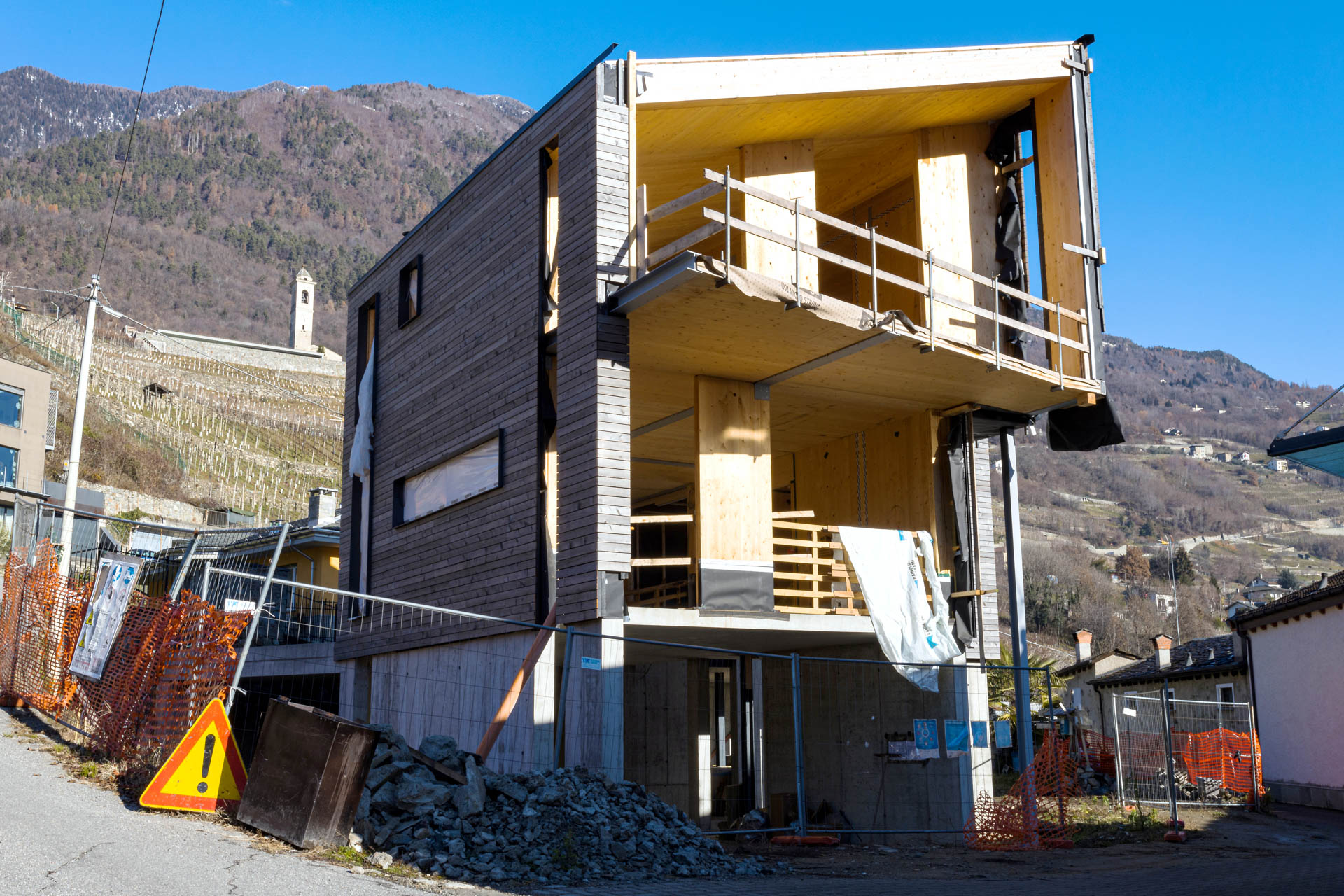 costruzione di casa in legno su due piani con terrazzo
