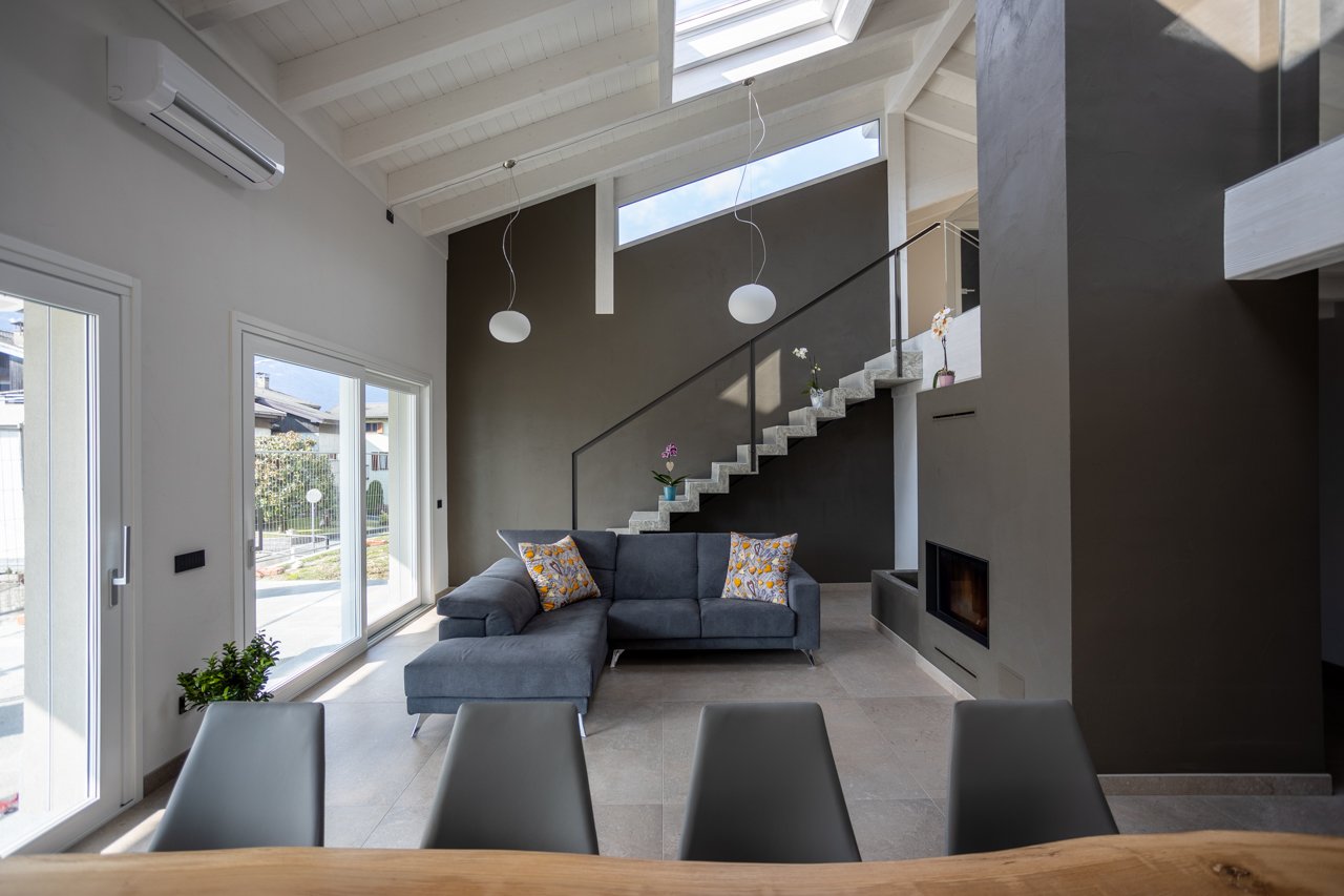 Area Living in casa privata con tetto in legno lamellare sbiancato
