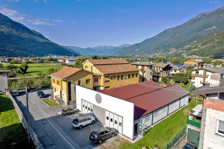 LAB Bioedilizia Enaip Morbegno: struttura in Xlam e copertura in legno lamellare