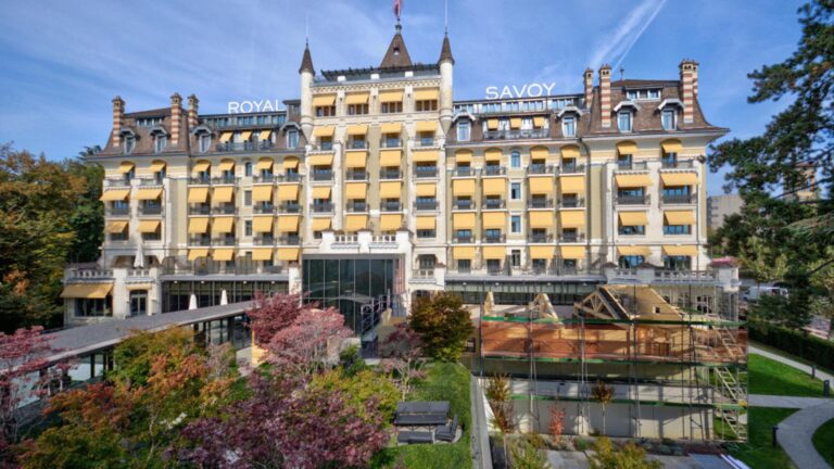 Chalet du Royal presso l’hotel Royal Savoy Lausanne: struttura in legno per ristorante invernale