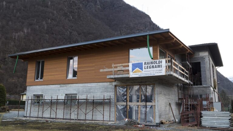 sopralzo in legno con rivestimento in larice