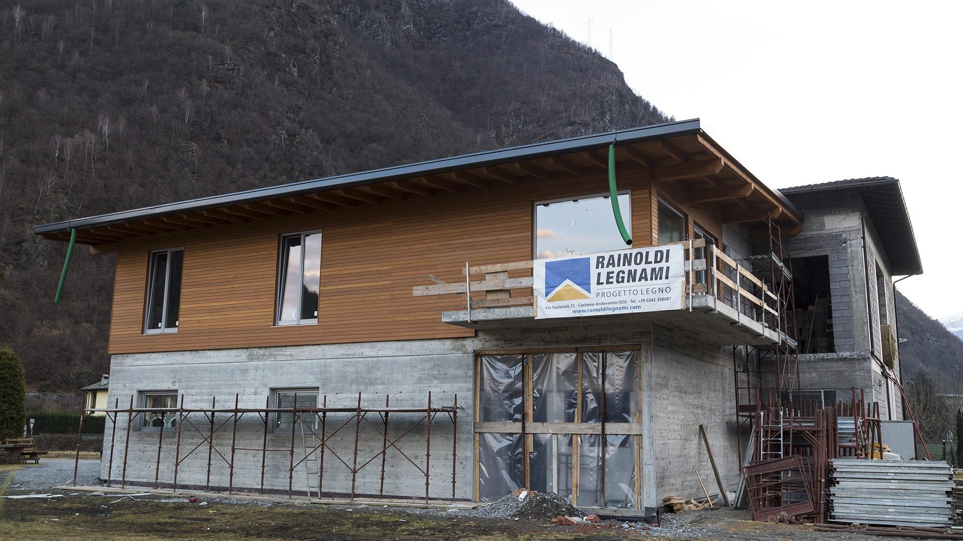 sopralzo in legno con rivestimento in larice