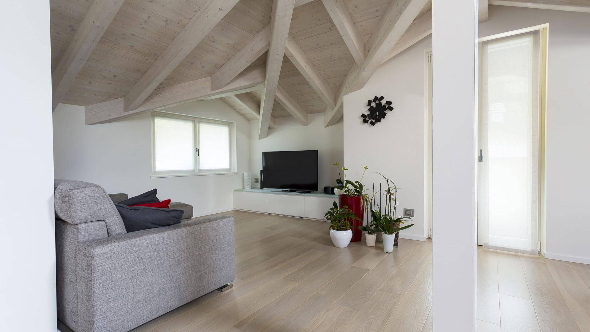 Appartamento con Tetto in legno a vista