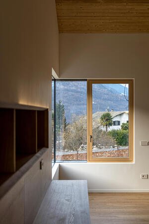 interno di casa in legno con finestre e finiture in legno