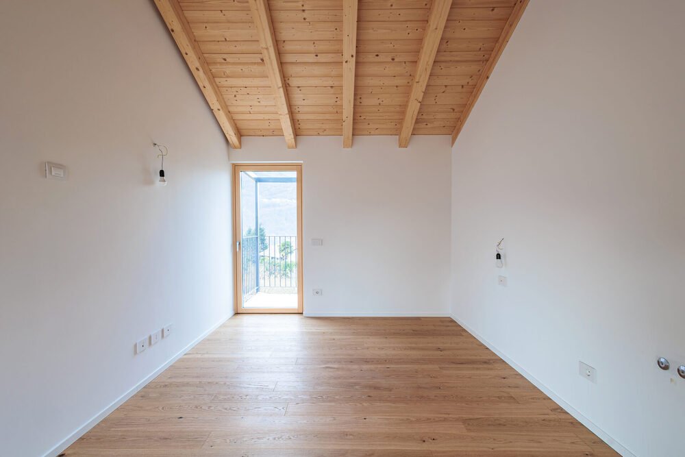 interno di casa in legno prefabbricata in costruzione