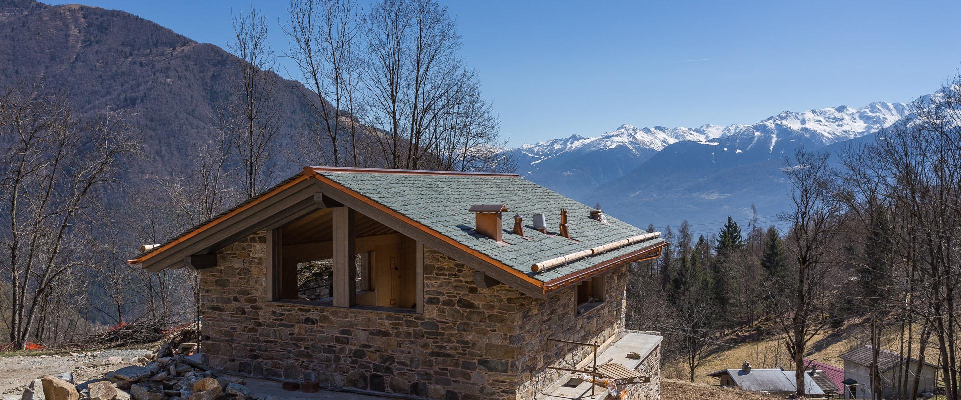 elementi in legno in baita in sasso in montagna