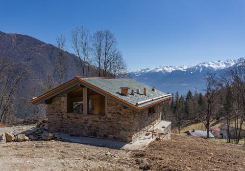 baita in sasso con elementi in legno