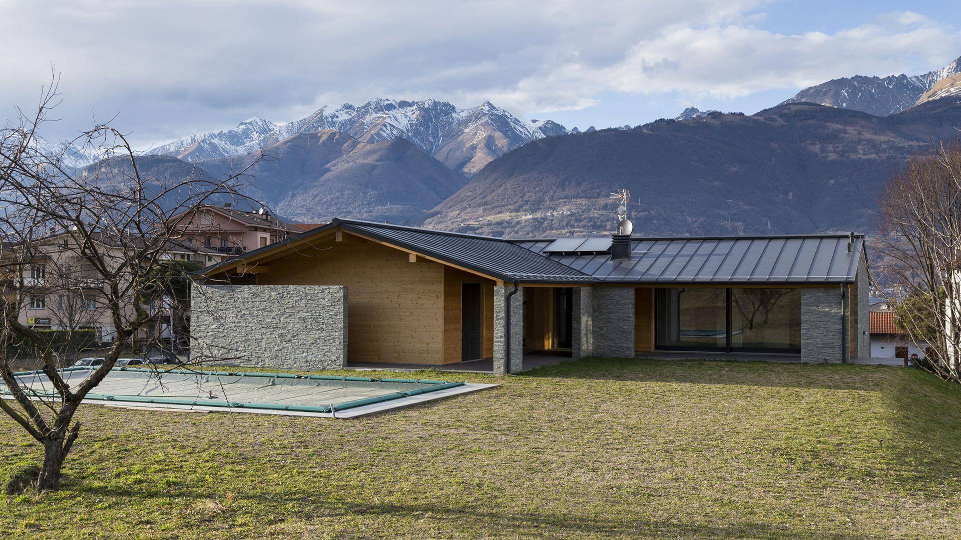 Villa con tetto in legno