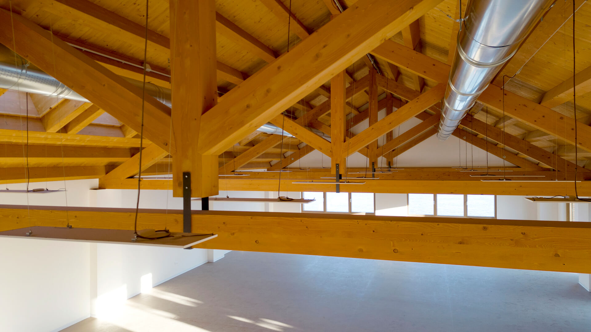 progetti di edilizia in legno: tetti, coperture, sopralzi, strutture, edifici commerciali e alberghieri in legno