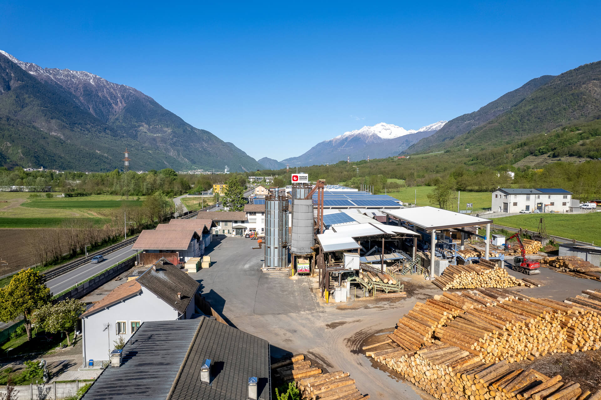 panoramica della valtellina con la sede di Rainoldi Legnami in primo piano
