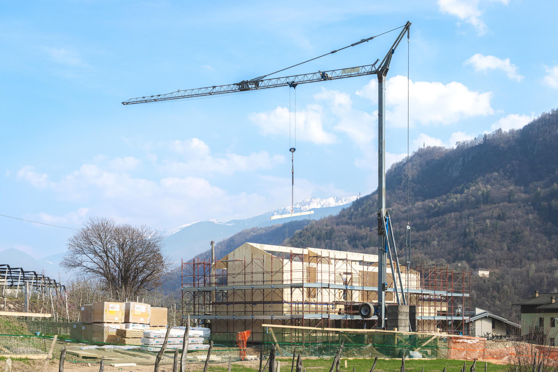 attività di costruzione di casa in legno da parte di azienda specializzata Rainoldi Legnami