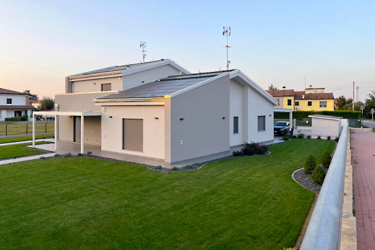 villetta monofamiliare in legno prefabbricata realizzata in bioedilizia da Rainoldi Legnami