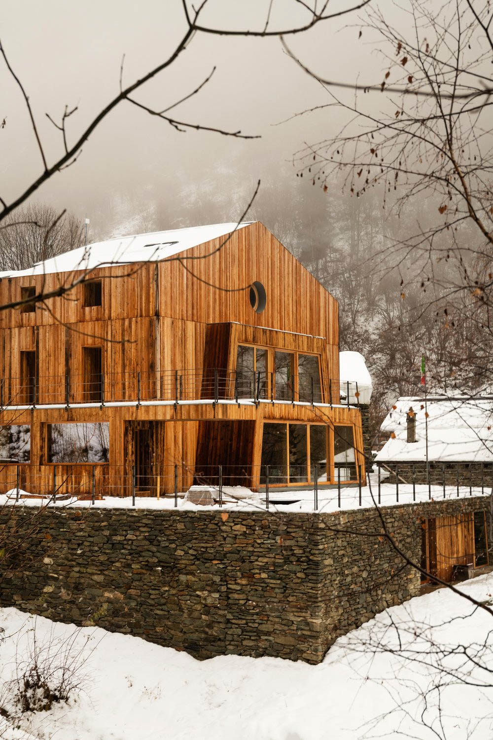 ristrutturazione del rifugio val di togno in valtellina con progetto edilizio in legno