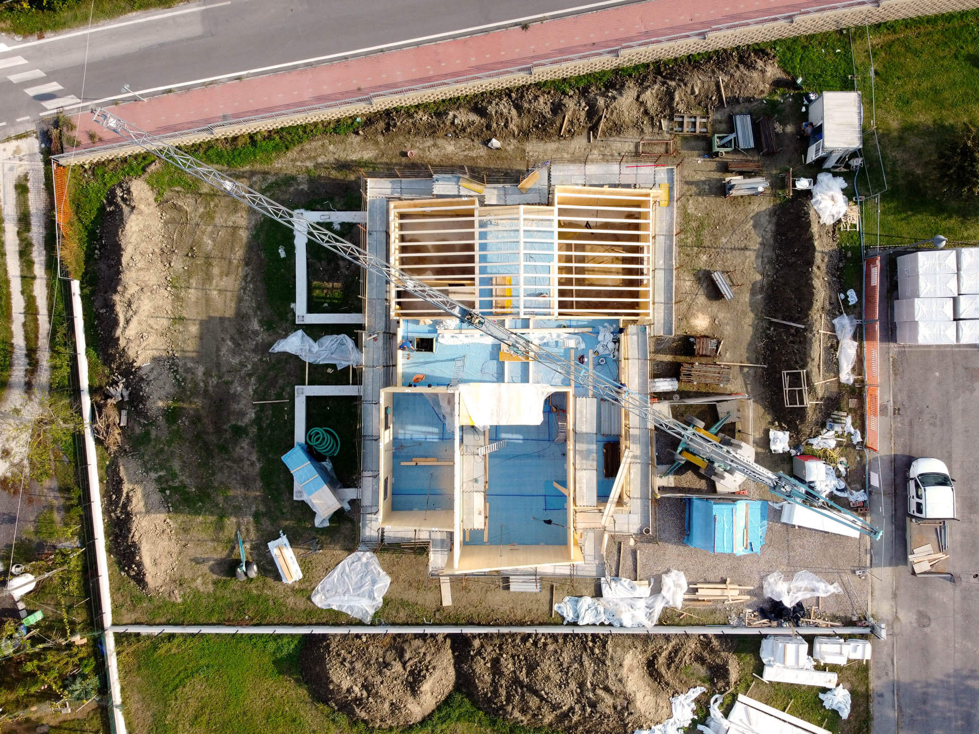 velocità di costruzione in un cantiere di una casa in legno prefabbricata in Lombardia, realizzata da Rainoldi Legnami